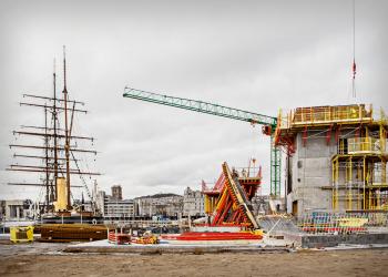 V&A construction with Discovery and crane