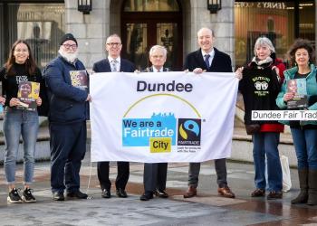 Group of people holding up signs that Dundee is a Fairtrade city